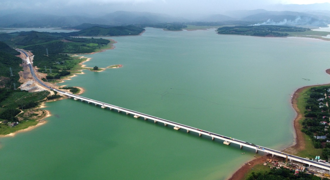 Cầu vượt hồ Yên Mỹ dài nhất cao tốc Bắc Nam